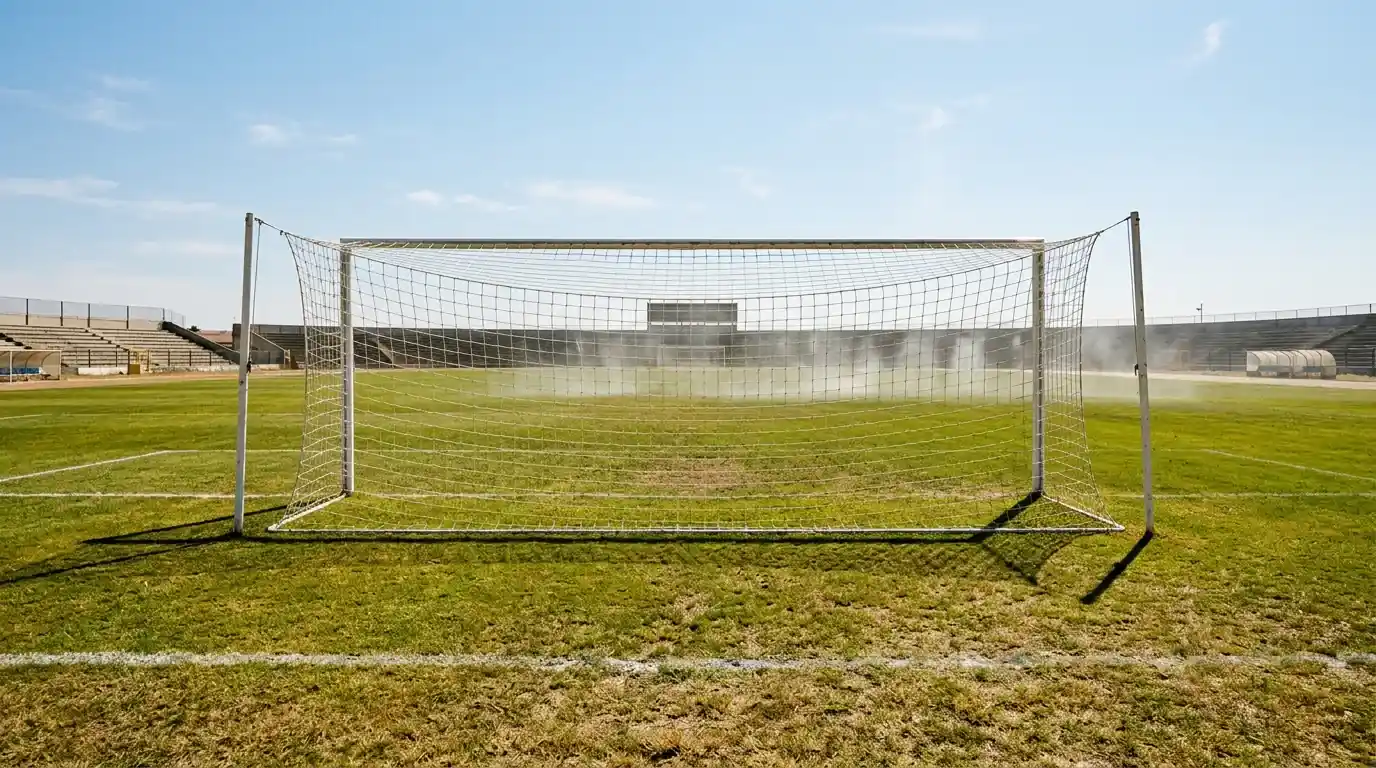 Stórt fótboltamark og tómur völlur í sterku sólskini á HM 2026